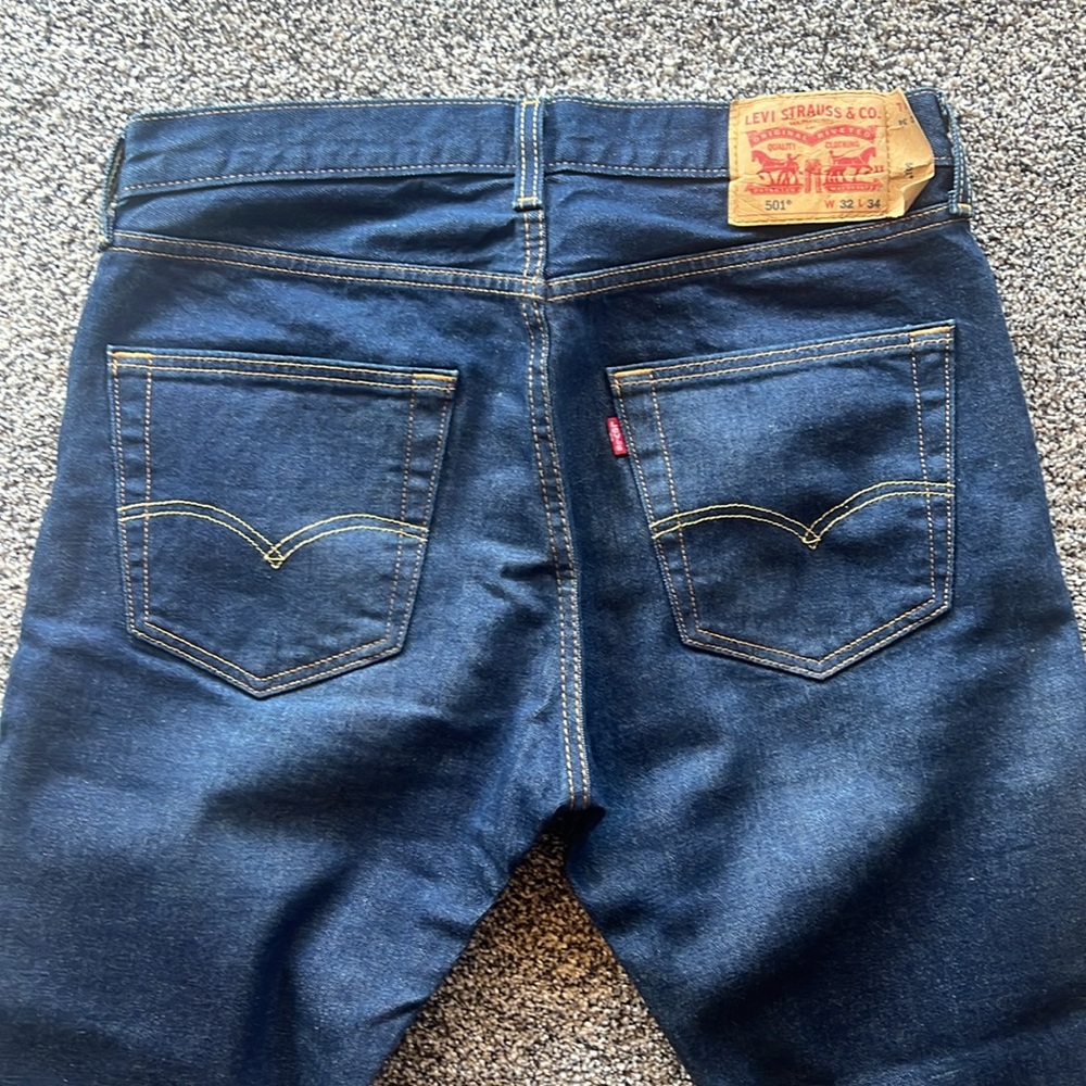 NWOT Levi’s 501 Button Fly Jeans 32x33 Excellent Condition and ready to wear!!!!